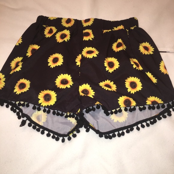 NWT Zaful off shoulder top w/ pompoms shorts - Picture 4 of 4